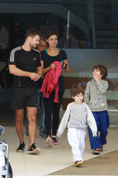 Daniel de Oliveira e Sophie Charlotte deixam a academia com Raul e Moisés