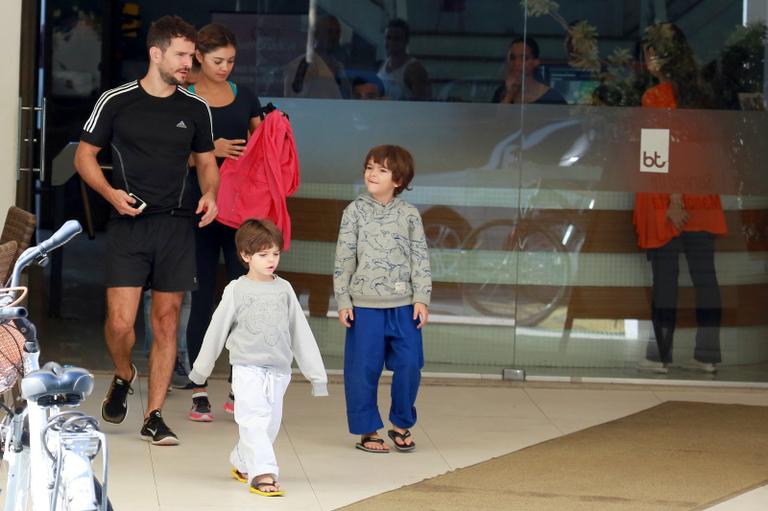 Daniel de Oliveira e Sophie Charlotte deixam a academia com Raul e Moisés