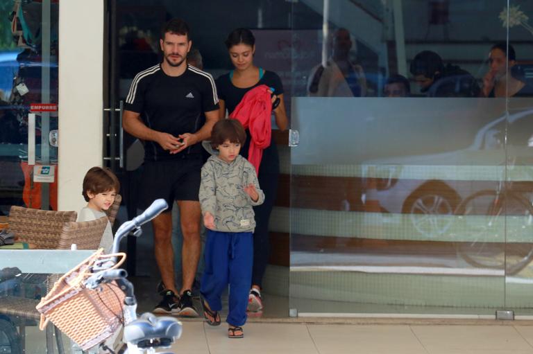 Daniel de Oliveira e Sophie Charlotte deixam a academia com Raul e Moisés