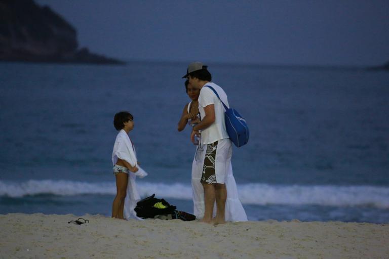 Grávida pela 2ª vez, Dira Paes curte praia em família