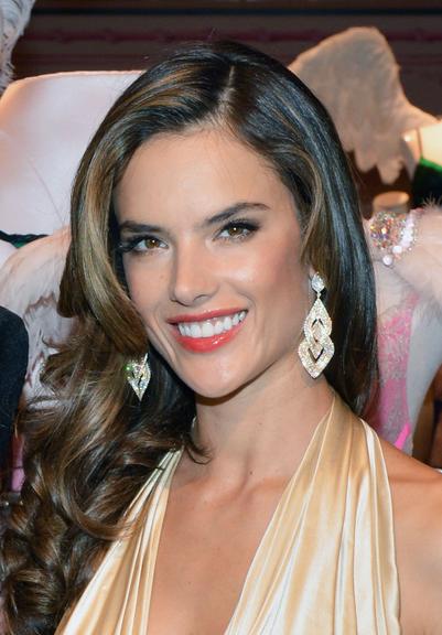 Inspire-se nos acessórios da modelo Alessandra Ambrósio, a Samia de 'Verdades Secretas'