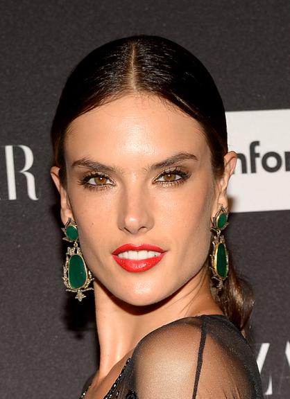 Inspire-se nos acessórios da modelo Alessandra Ambrósio, a Samia de 'Verdades Secretas'