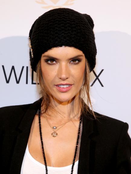 Inspire-se nos acessórios da modelo Alessandra Ambrósio, a Samia de 'Verdades Secretas'