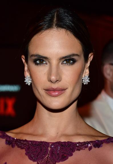 Inspire-se nos acessórios da modelo Alessandra Ambrósio, a Samia de 'Verdades Secretas'