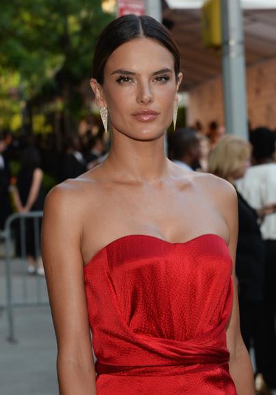 Inspire-se nos acessórios da modelo Alessandra Ambrósio, a Samia de 'Verdades Secretas'