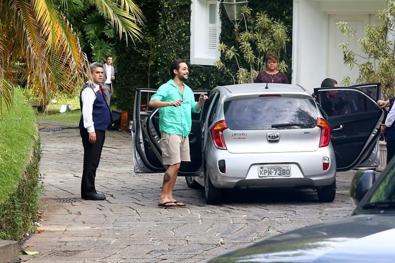 Eduardo Sterblitch aparece de bermuda e chinelo no local do seu casamento