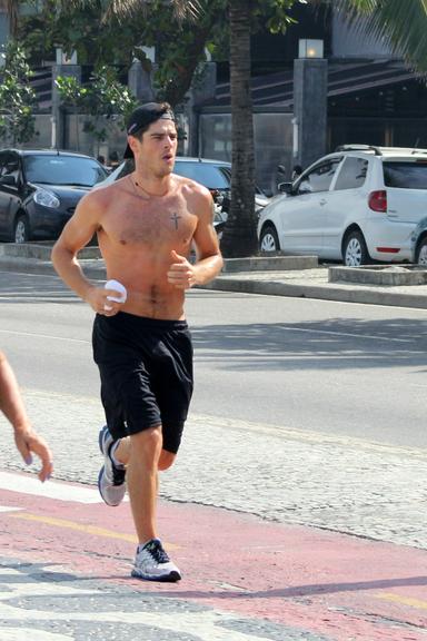 Evandro Soldati, marido de Yasmin Brunet, exibe tanquinho ao correr no Rio