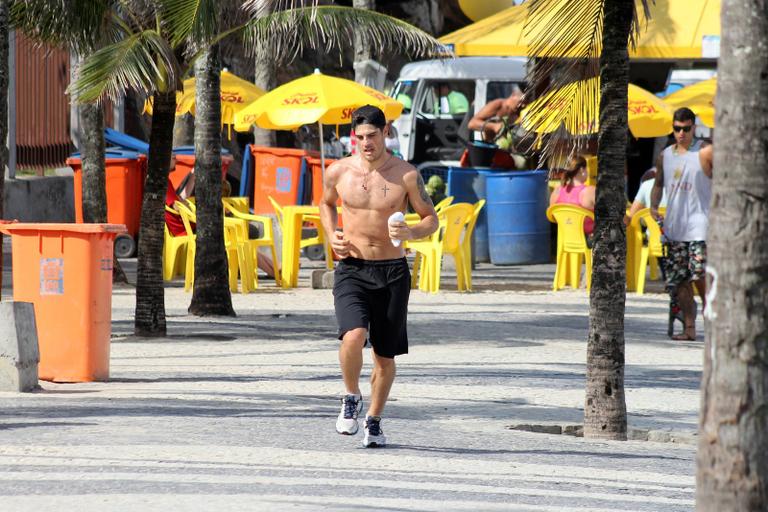 Evandro Soldati, marido de Yasmin Brunet, exibe tanquinho ao correr no Rio