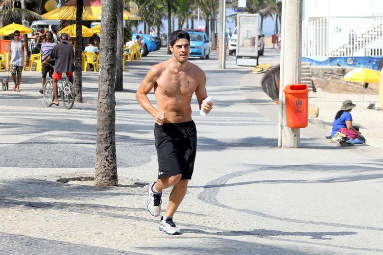 Evandro Soldati, marido de Yasmin Brunet, exibe tanquinho ao correr no Rio