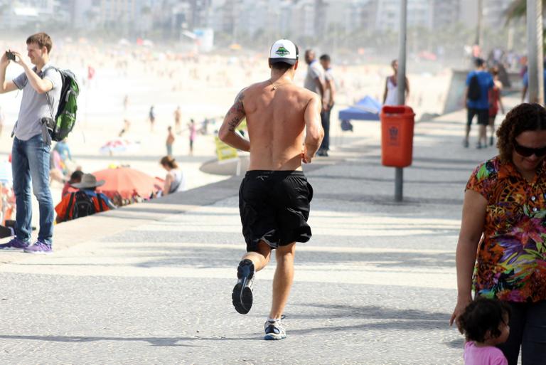 Evandro Soldati, marido de Yasmin Brunet, exibe tanquinho ao correr no Rio