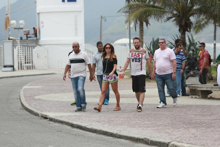 Sabrina Sato medita em ensaio realizado no Rio de Janeiro