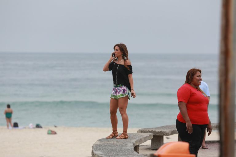 Sabrina Sato medita em ensaio realizado no Rio de Janeiro