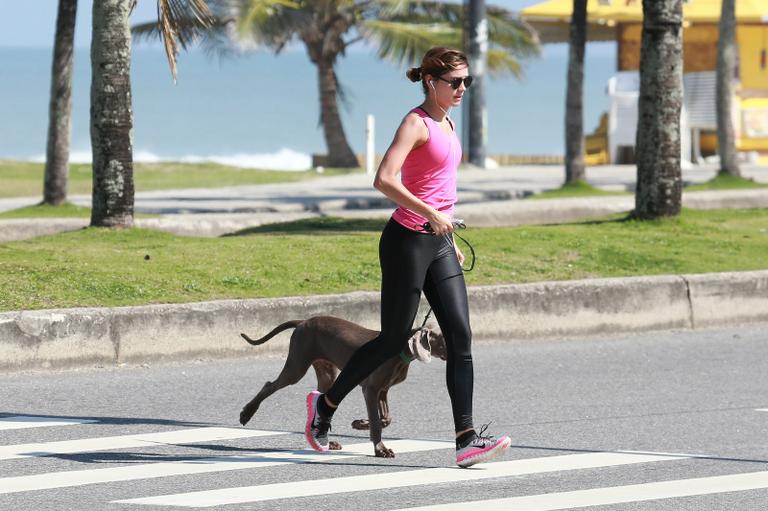 Sophie Charlotte passeia com o cachorro e deixa corpinho em evidência