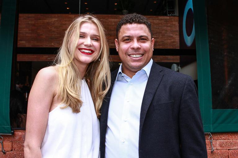 Ronaldo troca carinho com Celina Locks em restaurante de São Paulo