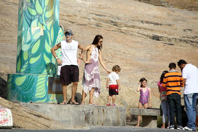 Alessandra Ambrósio brinca com os filhos em praia