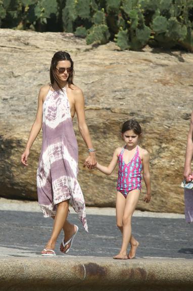 Alessandra Ambrósio brinca com os filhos em praia