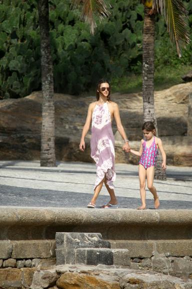 Alessandra Ambrósio brinca com os filhos em praia