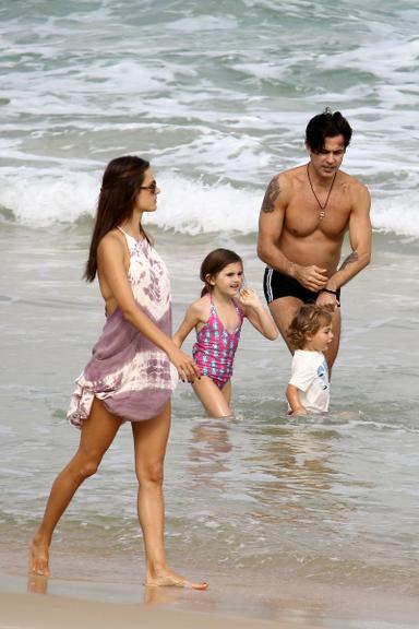 Alessandra Ambrósio brinca com os filhos em praia