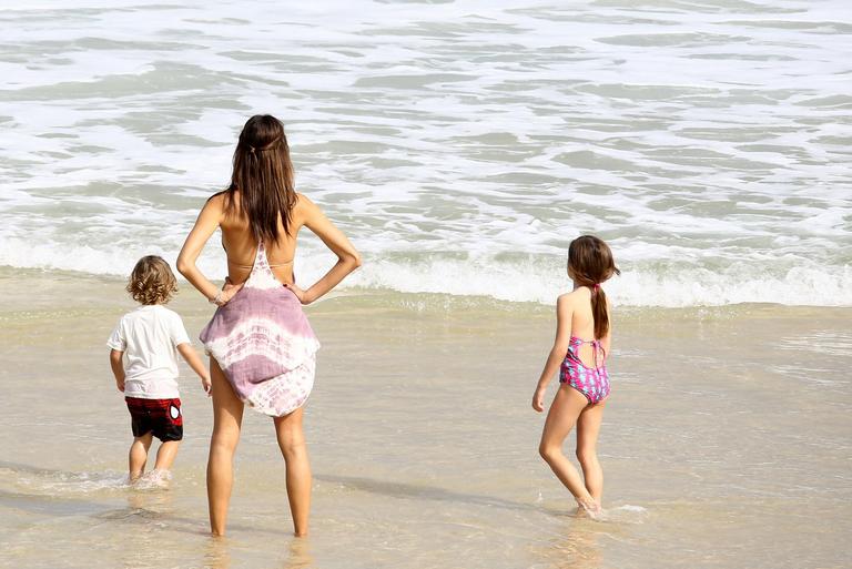 Alessandra Ambrósio brinca com os filhos em praia