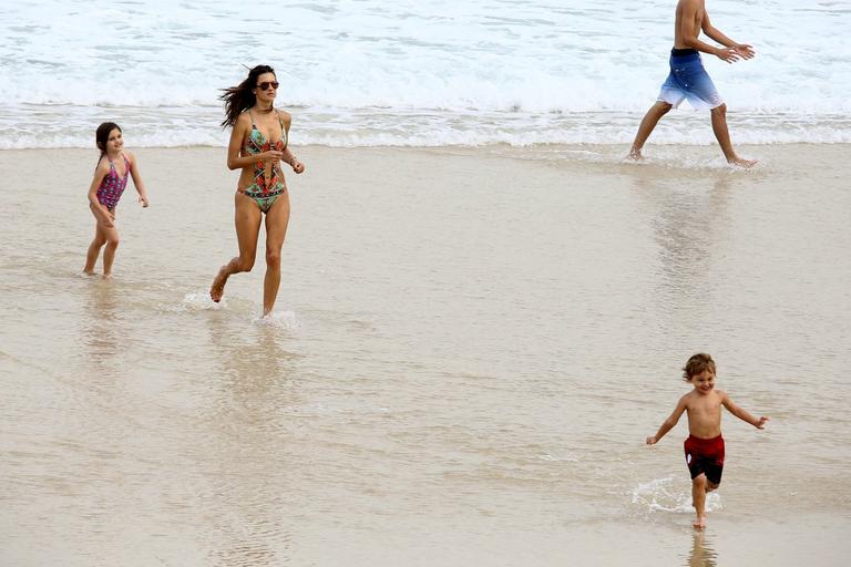 Alessandra Ambrósio brinca com os filhos em praia