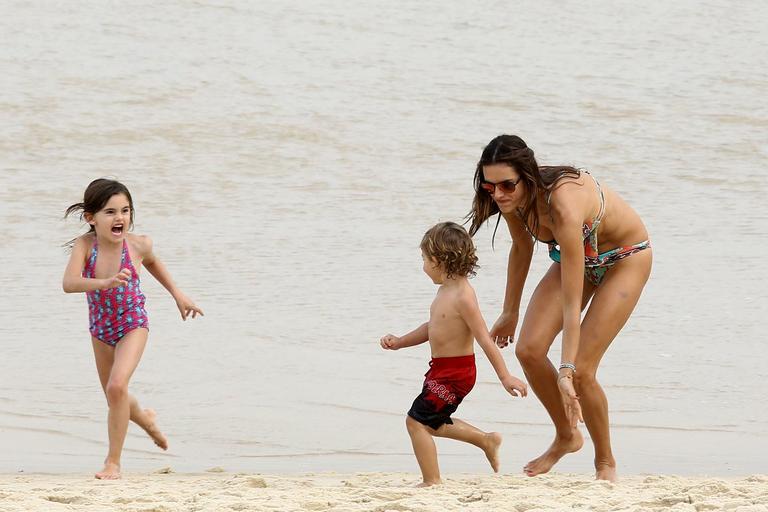 Alessandra Ambrósio brinca com os filhos em praia