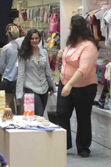 Lívian Aragão mostra semelhança com a mãe durante passeio em shopping