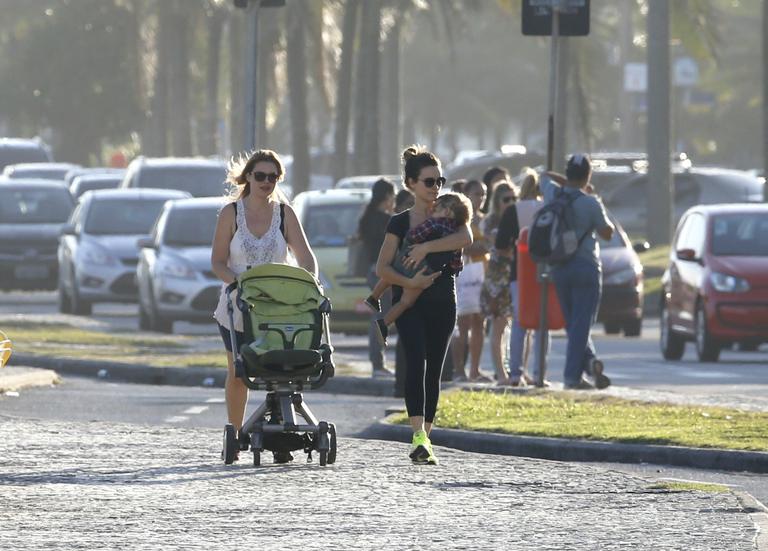 Bianca Bin e Carolinie Figueiredo caminham juntas no Rio