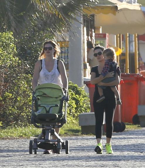 Bianca Bin e Carolinie Figueiredo caminham juntas no Rio