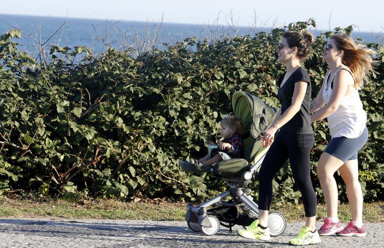 Bianca Bin e Carolinie Figueiredo caminham juntas no Rio