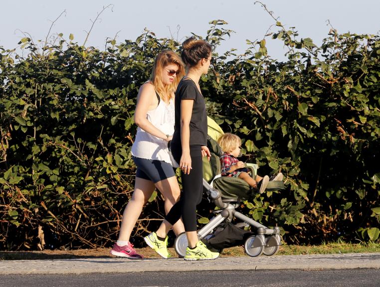 Bianca Bin e Carolinie Figueiredo caminham juntas no Rio