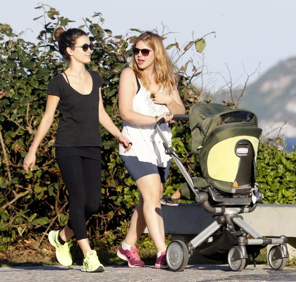 Bianca Bin e Carolinie Figueiredo caminham juntas no Rio