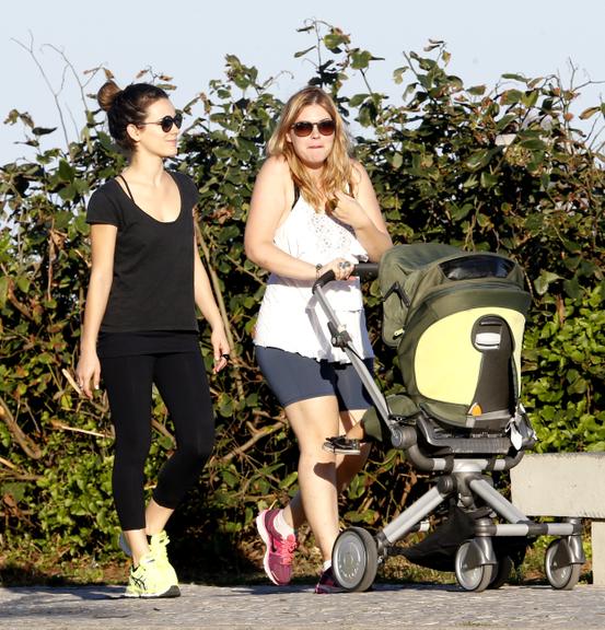 Bianca Bin e Carolinie Figueiredo caminham juntas no Rio