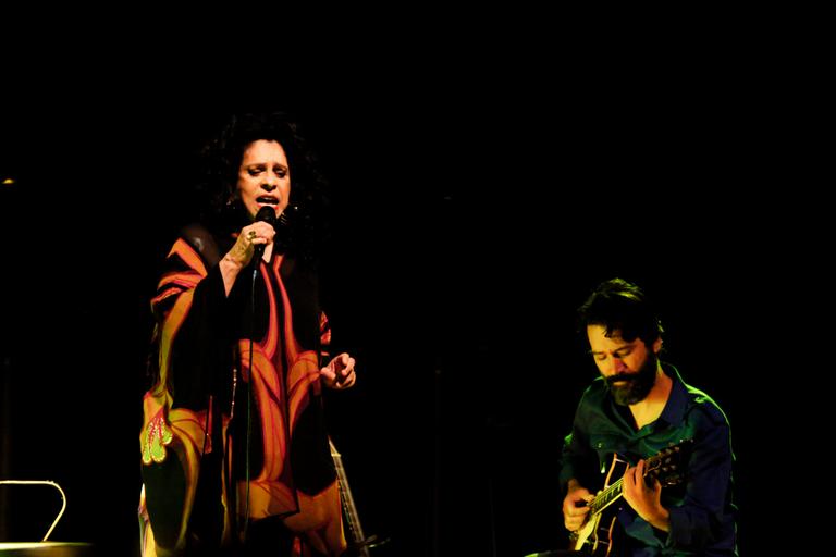 Em rara aparição, Gal Costa recebe o filho após show