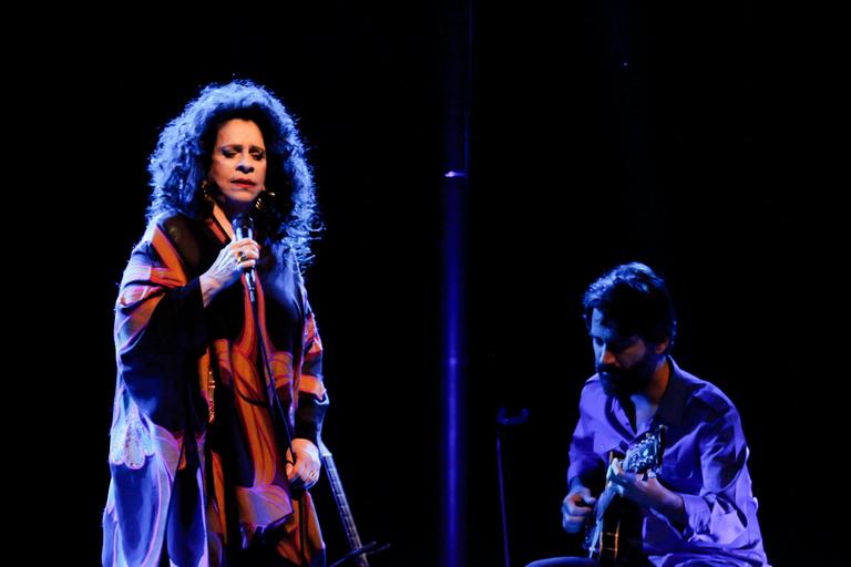 Em rara aparição, Gal Costa recebe o filho após show