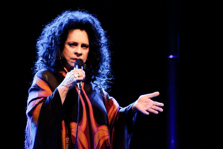 Em rara aparição, Gal Costa recebe o filho após show