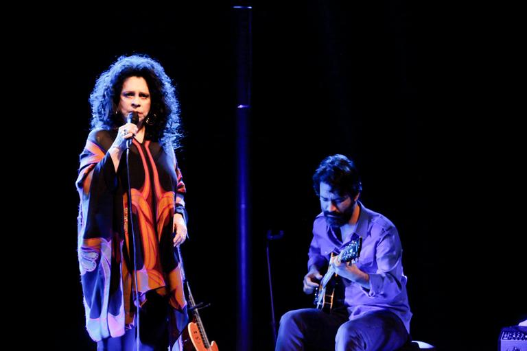 Em rara aparição, Gal Costa recebe o filho após show