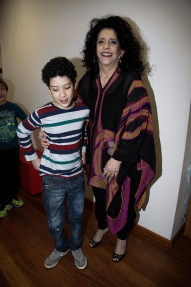 Em rara aparição, Gal Costa recebe o filho após show