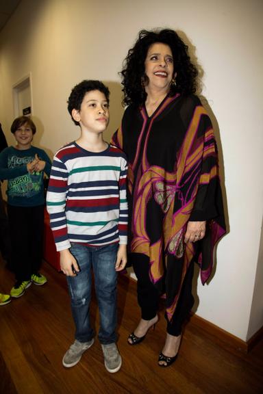 Em rara aparição, Gal Costa recebe o filho após show