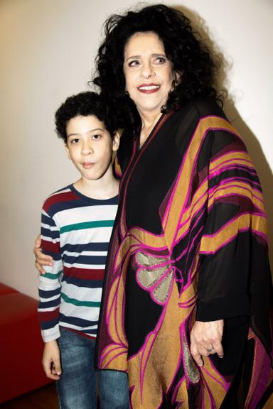 Em rara aparição, Gal Costa recebe o filho após show