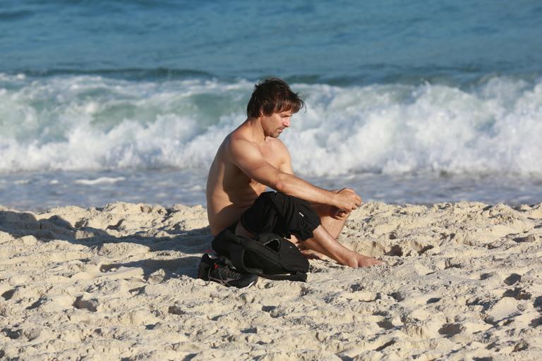 Sem desgrudar do celular, Murilo Rosa curte dia de praia no Rio de Janeiro