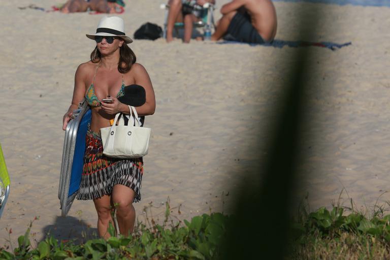 Viviane Araújo em praia no Rio de Janeiro