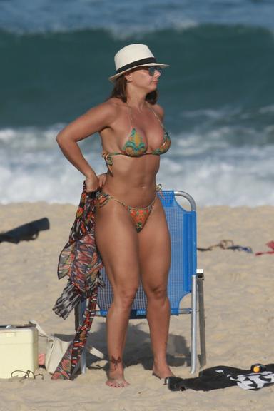 Viviane Araújo em praia no Rio de Janeiro