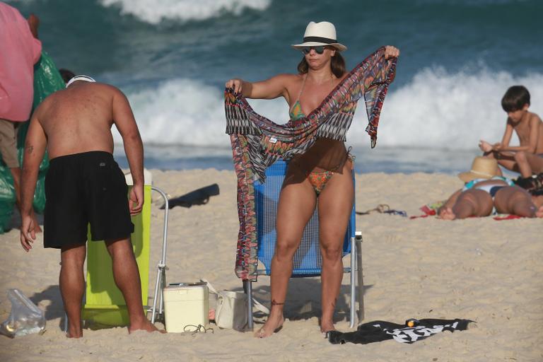 Viviane Araújo em praia no Rio de Janeiro