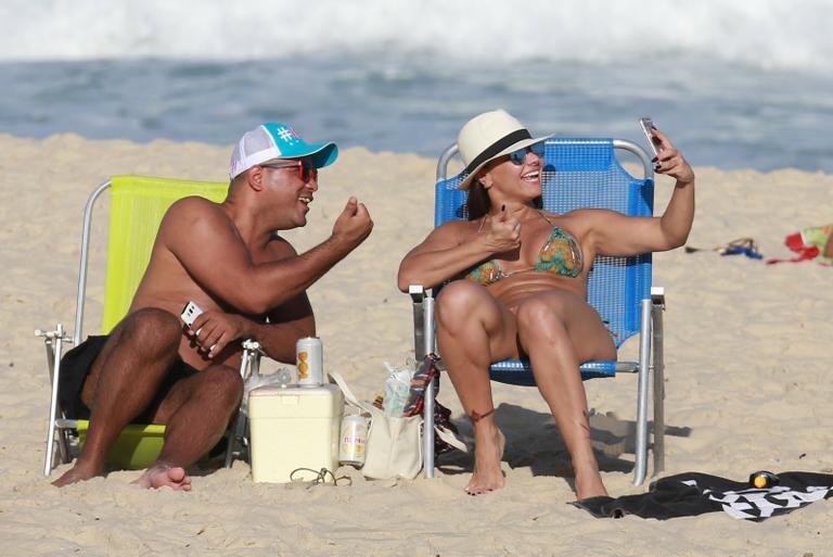 Viviane Araújo em praia no Rio de Janeiro