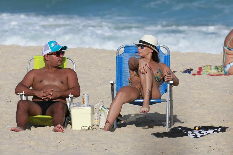 Viviane Araújo em praia no Rio de Janeiro