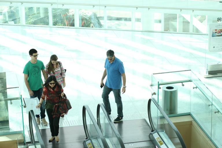 Fátima Bernardes e William Bonner almoçam com os filhos no Rio