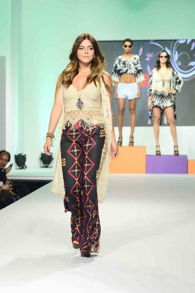 Giovanna Lancellotti brilha em desfile de evento de moda