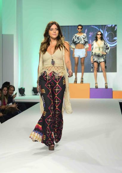 Giovanna Lancellotti brilha em desfile de evento de moda