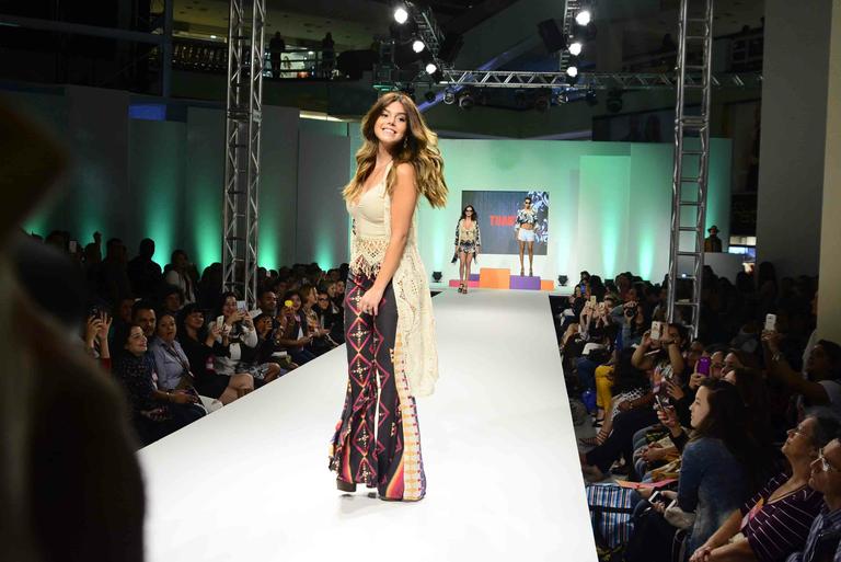 Giovanna Lancellotti brilha em desfile de evento de moda