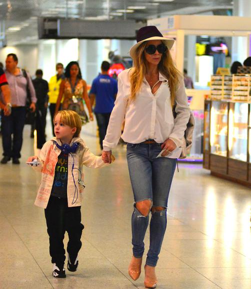 Danielle Winits embarca com o filho, Guy, em aeroporto do Rio de Janeiro